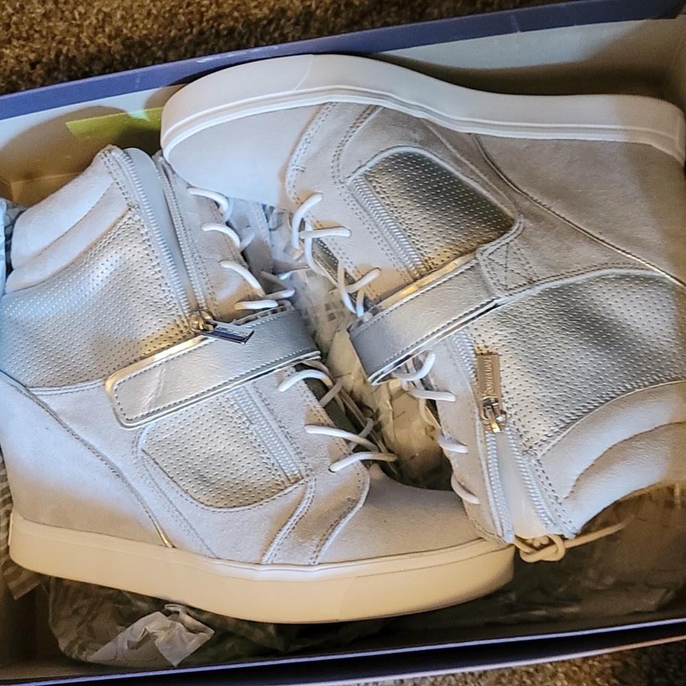 Wedge tennis shoes